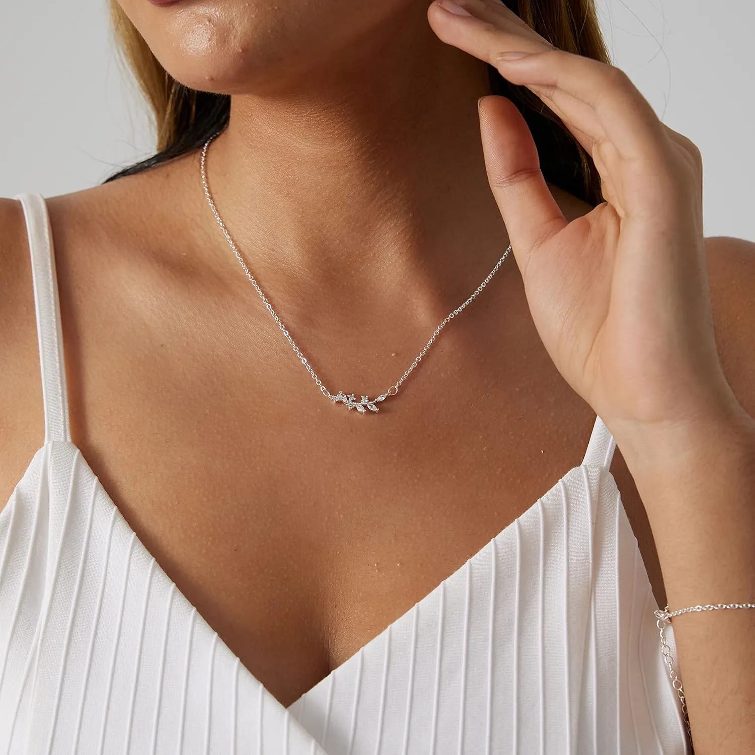 CAROVO CZ Solitaire Choker Pendant Necklace for Women Dainty Cubic Zirconia Necklace 14K Gold Planted Diamond Solitaire Choker Chain Pendant Necklace for Women