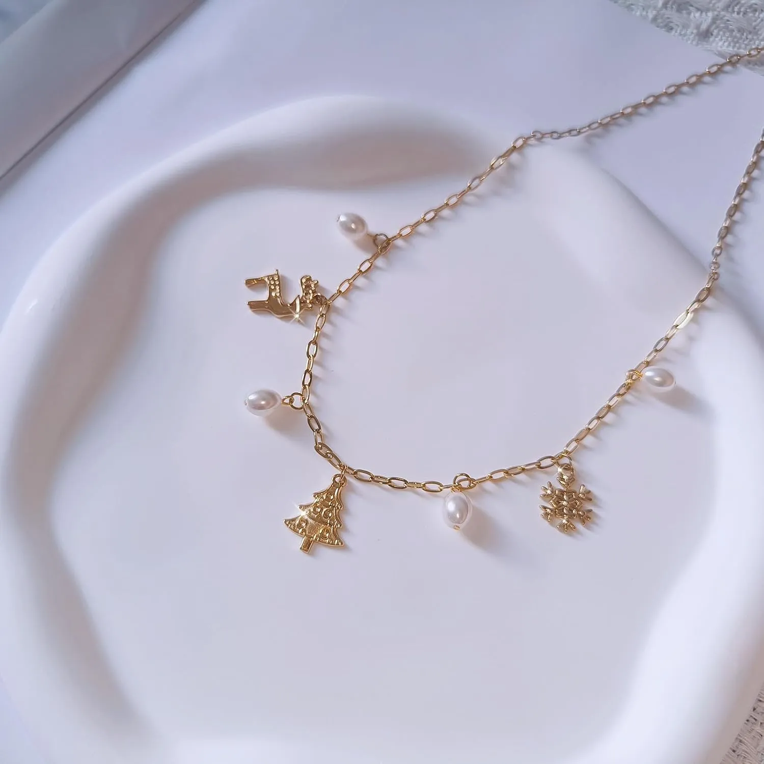 Charm Necklace for Women - Dainty Gold Paperclip Beach Charm Necklace Cute Shell Necklace Moon Star Accessory Beach Cross Hexagram Pendant Preppy Stuff Summer Jewelry for Women